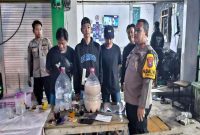 Kapolsek Tikung dan tim KRYD tengah mendata barang bukti miras jenis toak yang diamankan dari penjual ilegal. (Dok Foto Ho/RadarBangsa.co.id)