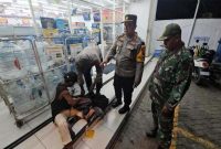 Kapolsek Tikung AKP Anang Purwo W.S.H bersama anggota dan personel Koramil memantau situasi keamanan di depan Indomaret saat patroli Kota Presisi (PKP) di wilayah Tikung, Lamongan, Sabtu malam (1/11/2025). (Foto Dok Ho/RadarBangsa.co.id)