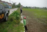 Petugas Polsek Tikung melakukan patroli dan dialog dengan petani dalam program P2B di Dusun Gabus, Desa Wonokromo, Tikung. (Foto Dok Ho/RadarBangsa.co.id)