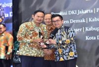 Penyerahan penghargaan IKK Award 2025 kepada Bupati Lamongan Yuhronur Efendi. (Foto Dok Ho/RadarBangsa.co.id)