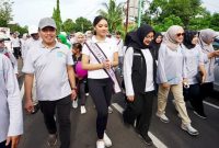Peserta dan tenaga kesehatan mengikuti parade edukasi kesehatan HKN ke-61 di Banyuwangi. (Foto Dok Ho/RadarBangsa.co.id)