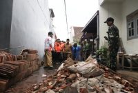 Bupati Malang HM Sanusi meninjau rumah warga yang rusak akibat angin puting beliung di Desa Sumbersekar, Kecamatan Dau, Selasa (3/11/2025). (Foto Dok Ho/RadarBangsa.co.id)
