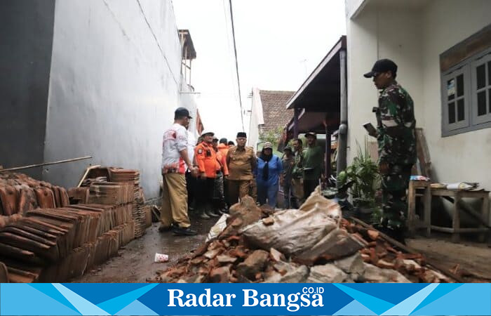 Bupati Malang HM Sanusi meninjau rumah warga yang rusak akibat angin puting beliung di Desa Sumbersekar, Kecamatan Dau, Selasa (3/11/2025). (Foto Dok Ho/RadarBangsa.co.id)