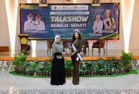 Fia bersama Bupati Banyuwangi Ipuk Fiestiandani berbagi pengalaman dan mengampanyekan kesehatan mental di hadapan ratusan pelajar pada acara “Remaja Sehati”. (Foto Dok Ho/RadarBangsa.co.id)