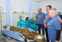 Bupati Lamongan Yuhronur Efendi didampingi istri, Anis Yuhronur Efendi, bersama Direktur RSUD dr. Soegiri meninjau langsung kondisi pasien usai pelaksanaan operasi bibir sumbing di RSUD dr. Soegiri Lamongan, Sabtu (1/11/2025). (Foto Dok Ho/RadarBangsa.co.id)