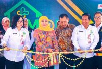 Khofifah Indar Parawansa bersama jajaran manajemen RSUD Dr. Soetomo saat melakukan prosesi pemotongan pita dalam peresmian layanan rumah sakit. (Foto Dok Ho/RadarBangsa.co.id) 