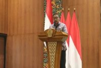 Sekretaris Daerah Bangkalan, Ismet Effendi, menyampaikan jawaban pemerintah atas pemandangan umum fraksi-fraksi DPRD dalam rapat paripurna pembahasan Raperda Pajak Daerah dan Retribusi Daerah di Gedung DPRD Bangkalan, Jumat (7/11). (Foto Dok Ho/RadarBangsa.co.id)