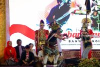 Wakil Bupati Banyuwangi Mujiono menghadiri Festival Kebangsaan yang menampilkan ragam seni budaya lintas etnis di Gesibu Blambangan. (Foto Dok Ho/RadarBangsa.co.id)
