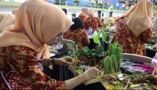Peserta lomba kreatif merangkai rempah-rempah memamerkan hasil karyanya di GOR Sasana Krida Anoraga, Pasuruan. (Foto Dok Ho/RadarBangsa.co.id)
