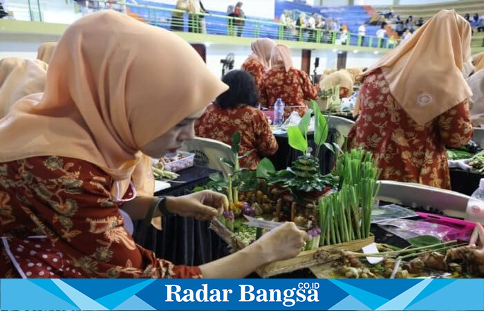 Peserta lomba kreatif merangkai rempah-rempah memamerkan hasil karyanya di GOR Sasana Krida Anoraga, Pasuruan. (Foto Dok Ho/RadarBangsa.co.id)