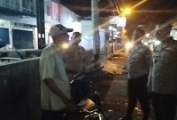 Kakek Sarno mendapat pendampingan polisi sebelum dijemput keluarganya. (Foto Dok Ho/RadarBangsa.co.id)