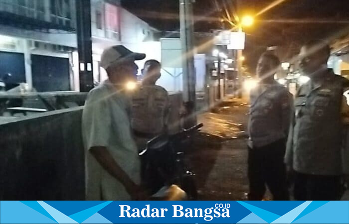 Kakek Sarno mendapat pendampingan polisi sebelum dijemput keluarganya. (Foto Dok Ho/RadarBangsa.co.id)