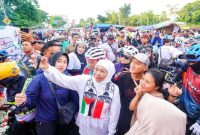 Gubernur Khofifah berpose bersama peserta Gobar 1.000 Km Ride for Palestine usai pelepasan dari Kantor Gubernur Jawa Timur. (Foto Dok Ho/RadarBangsa.co.id)