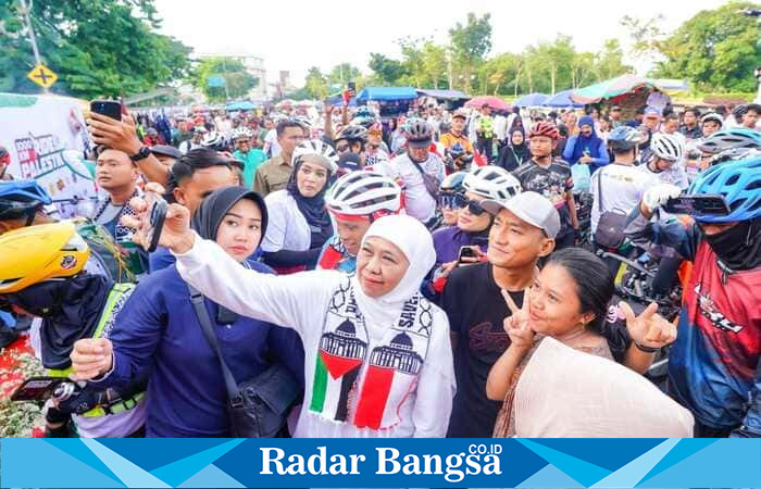 Gubernur Khofifah berpose bersama peserta Gobar 1.000 Km Ride for Palestine usai pelepasan dari Kantor Gubernur Jawa Timur. (Foto Dok Ho/RadarBangsa.co.id) 