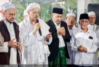 Bupati Pasuruan Rusdi Sutejo bersama para ulama dan habaib memanjatkan doa bersama saat Ziarah Kubro di Makam Serambi Winongan, Pasuruan, yang berlangsung khusyuk dan penuh suasana religius. (Foto Dok Ho/RadarBangsa.co.id)
