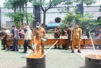 Bupati Pasuruan Rusdi Sutejo menghadiri pemusnahan barang bukti inkracht di halaman Kejari Kabupaten Pasuruan, Selasa (18/11/2025). (Foto Dok Ho/RadarBangsa.co.id)