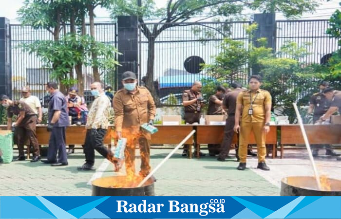 Bupati Pasuruan Rusdi Sutejo menghadiri pemusnahan barang bukti inkracht di halaman Kejari Kabupaten Pasuruan, Selasa (18/11/2025). (Foto Dok Ho/RadarBangsa.co.id)