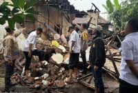 Petugas BPBD dan warga meninjau rumah milik Aisah (63) di Desa Kepuh, Kecamatan Kejayan, Kabupaten Pasuruan, yang rusak diterjang angin kencang, Rabu (12/11/2025) sore. (Foto Dok Ho/RadarBangsa.co.id)