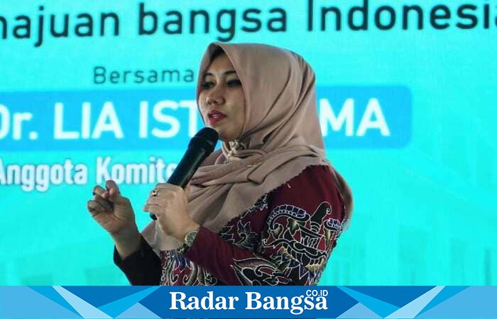 Dr. Lia Istifhama saat menyampaikan materi Parenting Kebangsaan di SD Islam Miftahul Huda Nganjuk, Sabtu (9/11/2025). (Foto Dok Ho/RadarBangsa.co.id)