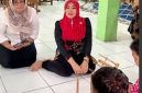 Senyum hangat Ning Lia saat berinteraksi dengan siswa inklusi di UPT SDN 13 Gresik. (Foto Dok Ho/RadarBangsa.co.id)