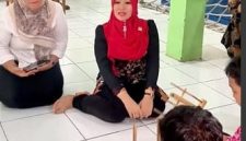 Senyum hangat Ning Lia saat berinteraksi dengan siswa inklusi di UPT SDN 13 Gresik. (Foto Dok Ho/RadarBangsa.co.id)