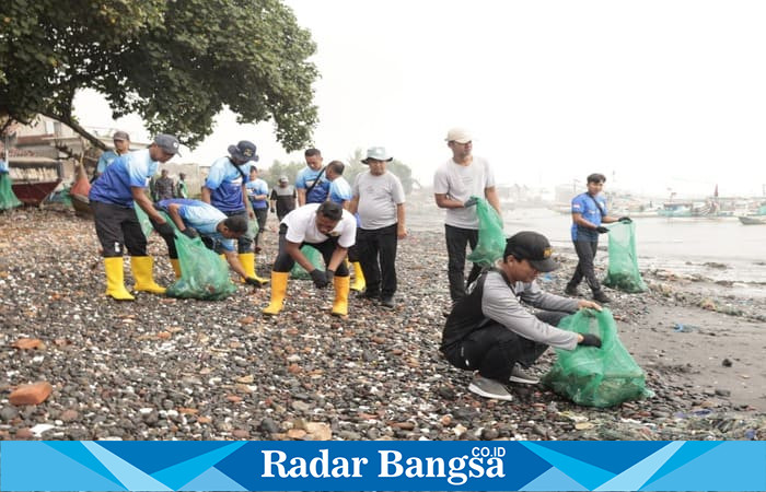 Relawan dan warga bekerja sama membersihkan pantai Sampangan di Muncar. (Foto Dok Ho/RadarBangsa.co.id)