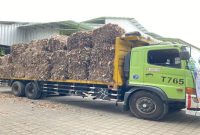 Truk pengangkut berisi puluhan ton bahan bakar alternatif RDF hasil olahan sampah plastik dari TPS3R Banyuwangi siap dikirim ke industri semen. (Foto Dok Ho/RadarBangsa.co.id) 