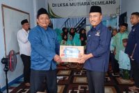 Ketua DPD Partai NasDem Kabupaten Kediri, Drs. H. Lutfi Mahmudiono memberikan santunan anak yatim kepada Pengasuh Panti Asuhan Mutiara Gemilang, Ustadz Nurrofik