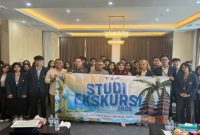Anggota DPD RI Dr. Lia Istifhama berfoto bersama mahasiswa FISIP Universitas Brawijaya dan jajaran penyelenggara usai kegiatan diskusi dan penyerapan aspirasi masyarakat di Kantor Perwakilan DPD RI Jawa Timur, Surabaya. (Foto Dok Ho/RadarBangsa.co.id)