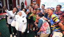 Peserta Tour de’ Jakarta–IKN 2025 tiba di Surabaya disambut Gubernur Khofifah di Gedung Negara Grahadi . (Foto Dok Ho/RadarBangsa.co.id)