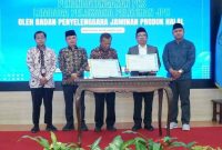 Wakil Bupati Bangkalan Moh. Fauzan Ja’far bersama Rektor Universitas Trunojoyo Madura, Dr. Safi’, usai membuka Forum Group Discussion Akselerasi Sertifikasi Halal di Kampus UTM. (Foto Dok Ho/RadarBangsa.co.id)