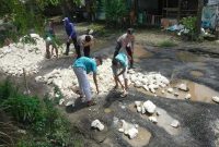 Sinergi Polsek Laren, Koramil, dan masyarakat Gampangsejati dalam kerja bakti memperbaiki jalan poros Laren–Paciran yang rusak. (Foto Dok Ho/RadarBangsa.co.id)