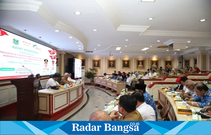 Bupati Malang HM Sanusi saat memimpin rapat koordinasi sinkronisasi program pusat dan daerah di Ruang Rapat Anusapati, Senin (10/12). (Foto Dok Ho/RadarBangsa.co.id)