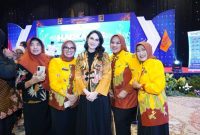 Erni Hari Wuryanto berpose bersama usai menerima penghargaan pada peringatan Harkanas Jatim 2025 di Surabaya. (Foto Dok Ho/RadarBangsa.co.id)