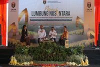Kepala DKPP Ngawi Supardi bersama narasumber Prof. Dr. Ir. Supriyadi, M.S. dalam Talkshow Pengendalian Hama Tikus Ramah Lingkungan pada acara Ngawi Lumbung Nusantara 2025 di Agro Techno Park Ngrambe.(Foto Dok Ho/RadarBangsa.co.id)