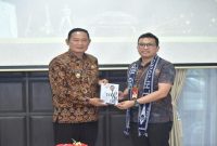 Bupati Lamongan Yuhronur Efendi menyerahkan buku kepada perwakilan tim penilai pada kunjungan lapangan IGA 2025 di Lamongan. (Foto Dok Ho/RadarBangsa.co.id) 