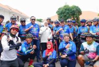 Gubernur Jawa Timur Khofifah Indar Parawansa menyapa peserta Tour de’ Jakarta–IKN 2025 setibanya di garis finis etape keempat di Gedung Negara Grahadi, Surabaya. (Foto Dok Ho/RadarBangsa.co.id)