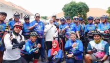 Gubernur Jawa Timur Khofifah Indar Parawansa menyapa peserta Tour de’ Jakarta–IKN 2025 setibanya di garis finis etape keempat di Gedung Negara Grahadi, Surabaya. (Foto Dok Ho/RadarBangsa.co.id)