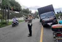 Petugas Polsek Babat melakukan quick respon evakuasi truk yang melintang di badan jalan, menjaga keselamatan dan kelancaran pengendara. (Foto Dok Ho/RadarBangsa.co.id)