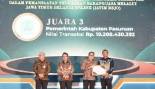 Sekda Provinsi Jawa Timur Adhy Karyono menyerahkan piagam e-Purchasing Awards 2025 kepada Sekda Kabupaten Pasuruan, Yudha Triwidya Sasongko. (Foto Dok Ho/RadarBangsa.co.id)