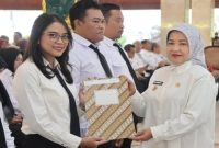 Wakil Bupati Malang, Lathifah Shohib, menyerahkan SK pengangkatan PPPK Paruh Waktu di Pendopo Agung Kabupaten Malang, Jumat (31/10) (Foto Dok Ho/RadarBangsa.co.id)