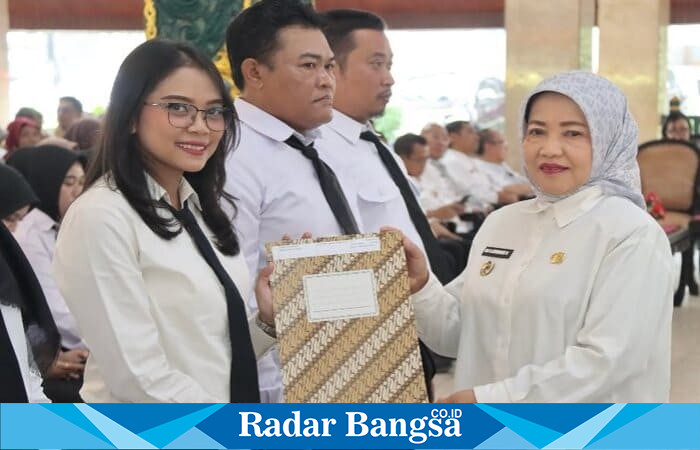 Wakil Bupati Malang, Lathifah Shohib, menyerahkan SK pengangkatan PPPK Paruh Waktu di Pendopo Agung Kabupaten Malang, Jumat (31/10) (Foto Dok Ho/RadarBangsa.co.id)