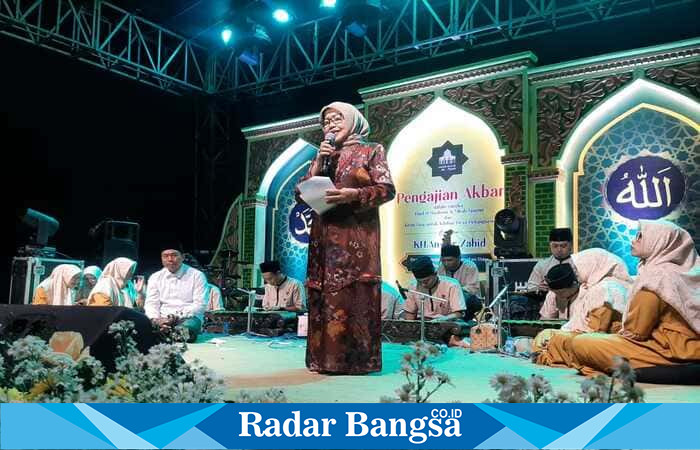Wakil Bupati Malang, Dra. Hj. Lathifah Shohib, menghadiri Pengajian Akbar dan Haul Alm. H. Muslimin serta Mbah Lasemi di Masjid Al Fatah, Desa Petungsewu, Kecamatan Dau. (Foto Dok Ho/RadarBangsa.co.id) 