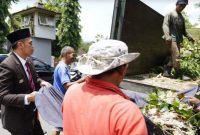 Wali Kota Blitar Syauqul Muhibbin meninjau proses pemangkasan pohon rawan tumbang di Jalan Bali, Blitar, sebagai langkah antisipasi menghadapi cuaca ekstrem dan angin kencang. (Foto Dok Ho/RadarBangsa.co.id)