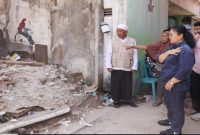 Wali Kota Semarang, Agustina Wilujeng, meninjau lokasi rumah roboh di Kauman, Semarang Tengah, Jumat (31/10). (Foto Dok Ho/RadarBangsa.co.id)