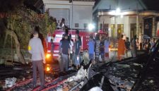 Aksi cepat personel Polsek Sekaran dan tim Damkar Lamongan berhasil memadamkan kebakaran di Desa Porodeso, mencegah korban jiwa. (Foto Dok Ho/RadarBangsa.co.id)