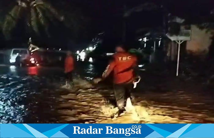 Petugas gabungan dari BPBD, Dinas PU Pengairan, TNI-Polri, Damkar, dan Tagana dikerahkan menangani luapan sungai dan genangan air di sejumlah titik di Banyuwangi. (Foto Dok Ho/RadarBangsa.co.id) 