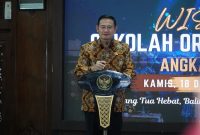 Bupati Lamongan Yuhronur Efendi saat mewisuda 275 lulusan Sekolah Orang Tua Hebat (SOTH) angkatan VI di Pendopo Lokatantra, Lamongan. (Foto Dok Ho/RadarBangsa.co.id)