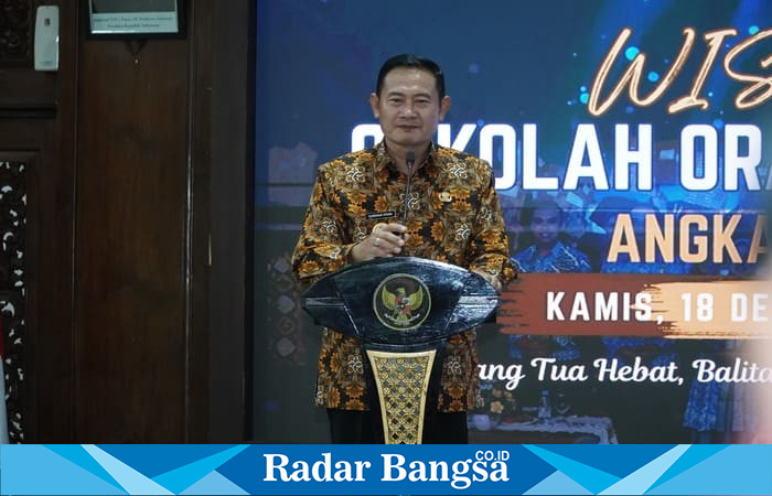 Bupati Lamongan Yuhronur Efendi saat mewisuda 275 lulusan Sekolah Orang Tua Hebat (SOTH) angkatan VI di Pendopo Lokatantra, Lamongan. (Foto Dok Ho/RadarBangsa.co.id)