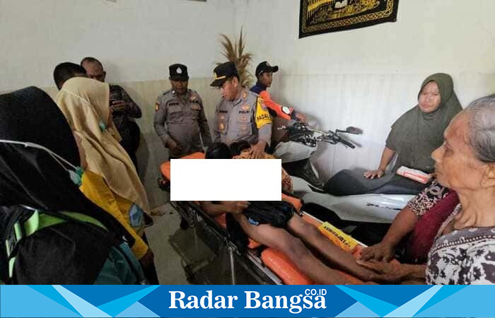 Kapolsek Tikung AKP Anang Purwowidodo turun langsung ke rumah duka korban anak tenggelam di Desa Pengumbulanadi sebagai bentuk empati dan penanganan cepat aparat. (Foto Dok Ho/RadarBangsa.co.id)
